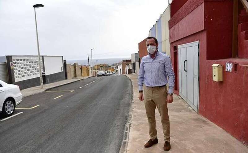 Eloy Santana posa en la calle Góngora de Playa del Hombre, una de las vías asfaltadas/Juan Carlos Alonso/C7.